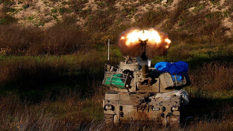 Pengungsi Palestina, Nasser Abu Mustafa, yang meninggalkan rumahnya akibat serangan Israel, melihat saat ia berlindung di perbatasan dengan Mesir, di Rafah di selatan Jalur Gaza, 10 Februari 2024. (REUTERS/Mohammed Salem)