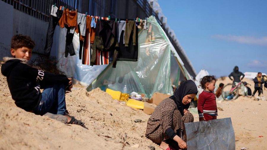 Wanita Palestina yang mengungsi, Laila Abu Mustafa, yang meninggalkan rumahnya akibat serangan Israel, berlindung di perbatasan dengan Mesir, di Rafah di selatan Jalur Gaza, 10 Februari 2024. (REUTERS/Mohammed Salem)