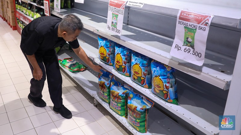 Warga melihat beras kemasan kualitas premium yang dijual pada salah satu gerai Hypermart di Jakarta, Senin (12/4/2024). Warga melihat beras kemasan kualitas premium yang dijual pada salah satu gerai Hypermart di Jakarta, Senin (12/4/2024). (CNBC Indonesia/Faisal Rahman)