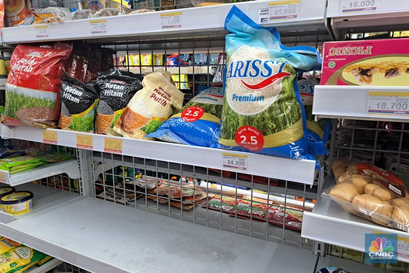 Warga melihat beras kemasan kualitas premium yang dijual pada salah satu gerai Hypermart di Jakarta, Senin (12/4/2024). Warga melihat beras kemasan kualitas premium yang dijual pada salah satu gerai Hypermart di Jakarta, Senin (12/4/2024). (CNBC Indonesia/Faisal Rahman)