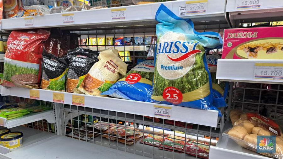Warga melihat beras kemasan kualitas premium yang dijual pada salah satu gerai Hypermart di Jakarta, Senin (12/4/2024). (CNBC Indonesia/Faisal Rahman)