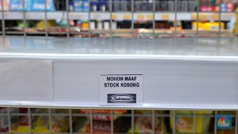 Warga melihat beras kemasan kualitas premium yang dijual pada salah satu gerai Hypermart di Jakarta, Senin (12/4/2024). (CNBC Indonesia/Faisal Rahman)