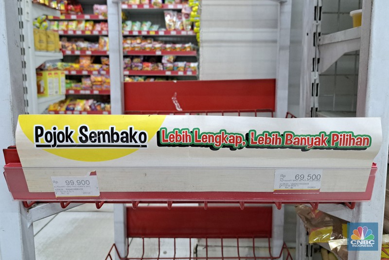 Warga melihat beras kemasan kualitas premium yang dijual pada salah satu gerai Hypermart di Jakarta, Senin (12/4/2024). Warga melihat beras kemasan kualitas premium yang dijual pada salah satu gerai Hypermart di Jakarta, Senin (12/4/2024). (CNBC Indonesia/Faisal Rahman)