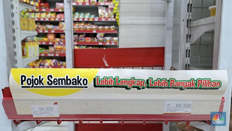 Warga melihat beras kemasan kualitas premium yang dijual pada salah satu gerai Hypermart di Jakarta, Senin (12/4/2024). (CNBC Indonesia/Faisal Rahman)