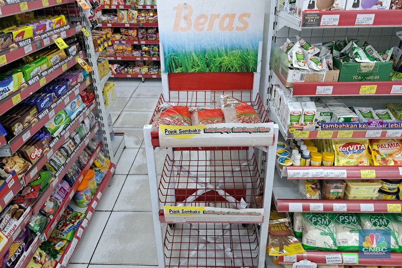 Warga melihat beras kemasan kualitas premium yang dijual pada salah satu gerai Hypermart di Jakarta, Senin (12/4/2024). (CNBC Indonesia/Faisal Rahman)