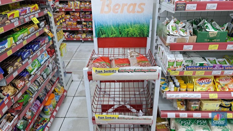 Warga melihat beras kemasan kualitas premium yang dijual pada salah satu gerai Hypermart di Jakarta, Senin (12/4/2024). (CNBC Indonesia/Faisal Rahman)