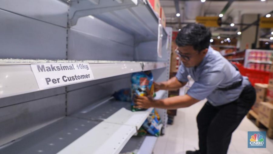 Warga melihat beras kemasan kualitas premium yang dijual pada salah satu gerai Hypermart di Jakarta, Senin (12/4/2024). (CNBC Indonesia/Faisal Rahman)
