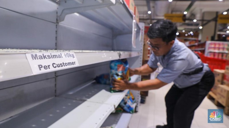 Warga melihat beras kemasan kualitas premium yang dijual pada salah satu gerai Hypermart di Jakarta, Senin (12/4/2024). (CNBC Indonesia/Faisal Rahman)