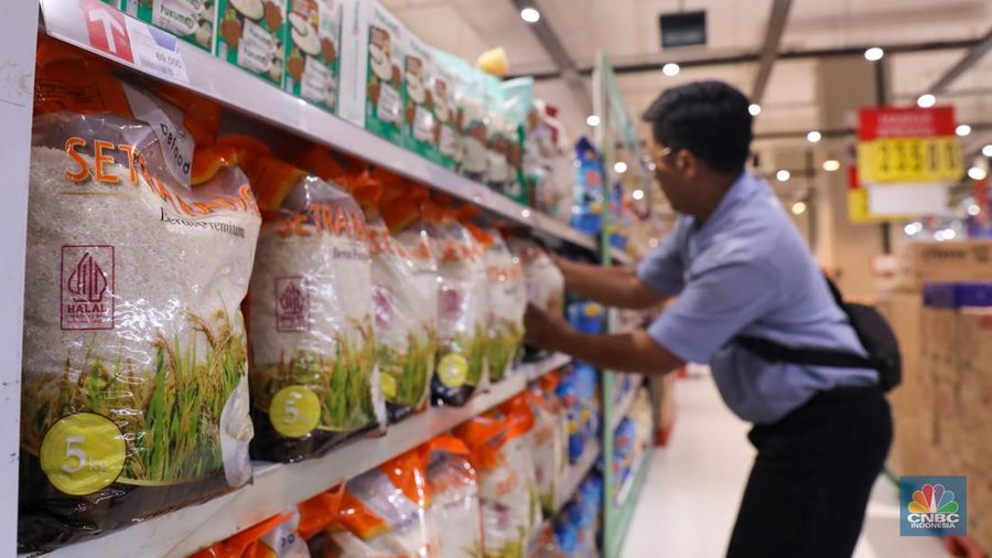 Warga melihat beras kemasan kualitas premium yang dijual pada salah satu gerai Hypermart di Jakarta, Senin (12/4/2024). (CNBC Indonesia/Faisal Rahman)