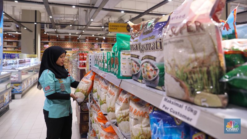 Warga melihat beras kemasan kualitas premium yang dijual pada salah satu gerai Hypermart di Jakarta, Senin (12/4/2024). (CNBC Indonesia/Faisal Rahman)