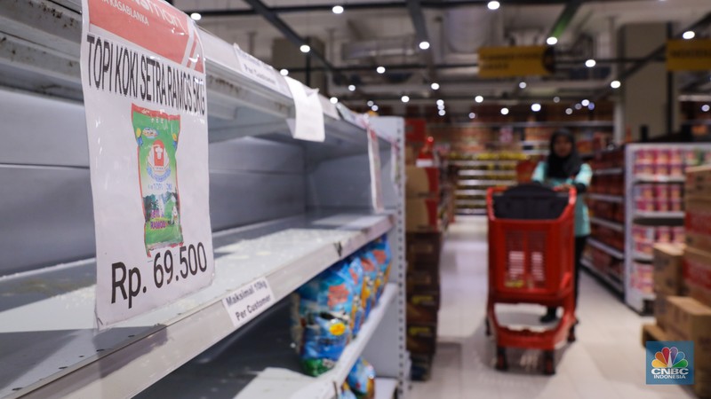 Warga melihat beras kemasan kualitas premium yang dijual pada salah satu gerai Hypermart di Jakarta, Senin (12/4/2024). Warga melihat beras kemasan kualitas premium yang dijual pada salah satu gerai Hypermart di Jakarta, Senin (12/4/2024). (CNBC Indonesia/Faisal Rahman)