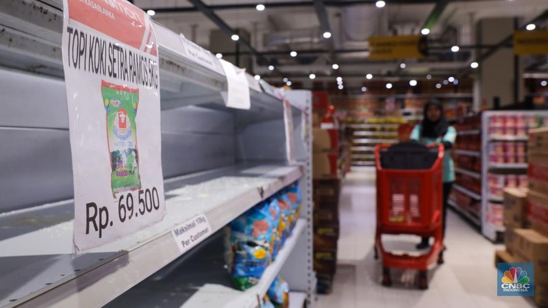 Warga melihat beras kemasan kualitas premium yang dijual pada salah satu gerai Hypermart di Jakarta, Senin (12/4/2024). (CNBC Indonesia/Faisal Rahman)