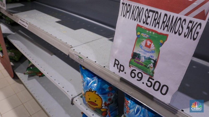 Warga melihat beras kemasan kualitas premium yang dijual pada salah satu gerai Hypermart di Jakarta, Senin (12/4/2024). (CNBC Indonesia/Faisal Rahman)