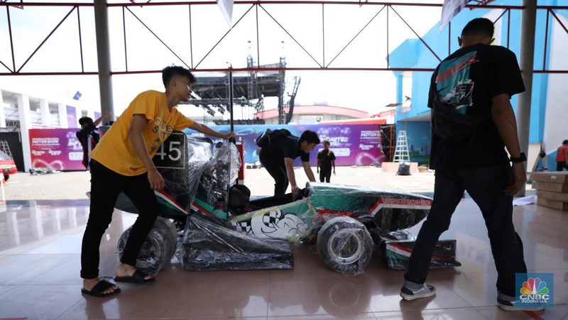 Aktivitas para pekerja mempersiapkan stan peserta pameran otomotif Indonesia International Motor Show (IIMS) 2024 di JIExpo Kemayoran, Jakarta, Selasa (13/2/2024). Pameran otomotif ini berlangsung pada tanggal 15-25 Februari 2024. (CNBC Indonesia/Tri Susilo)