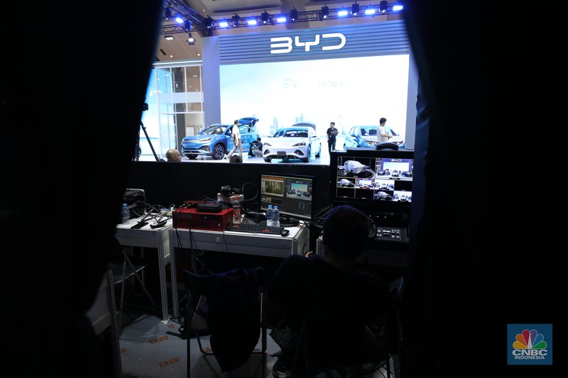 Aktivitas para pekerja mempersiapkan stan peserta pameran otomotif Indonesia International Motor Show (IIMS) 2024 di JIExpo Kemayoran, Jakarta, Selasa (13/2/2024). Pameran otomotif ini berlangsung pada tanggal 15-25 Februari 2024. (CNBC Indonesia/Tri Susilo)