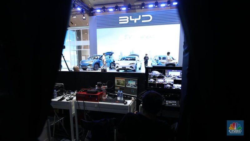 Aktivitas para pekerja mempersiapkan stan peserta pameran otomotif Indonesia International Motor Show (IIMS) 2024 di JIExpo Kemayoran, Jakarta, Selasa (13/2/2024). Pameran otomotif ini berlangsung pada tanggal 15-25 Februari 2024. (CNBC Indonesia/Tri Susilo)