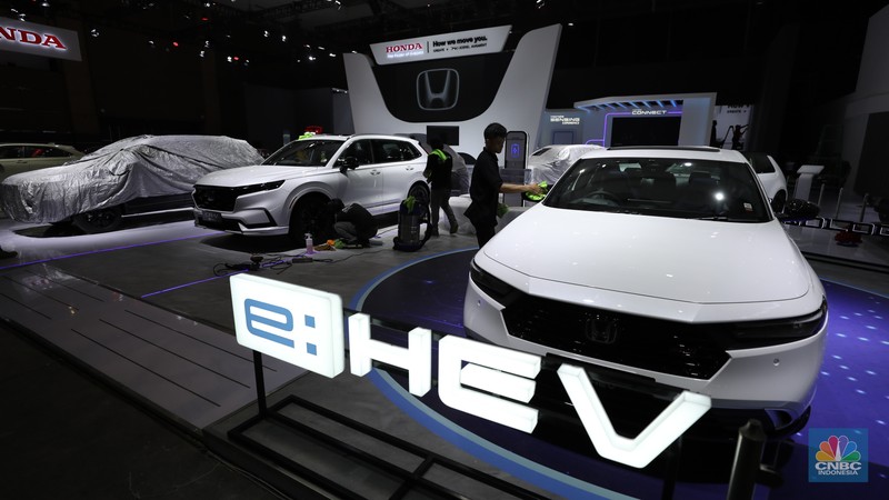 Aktivitas para pekerja mempersiapkan stan peserta pameran otomotif Indonesia International Motor Show (IIMS) 2024 di JIExpo Kemayoran, Jakarta, Selasa (13/2/2024). Pameran otomotif ini berlangsung pada tanggal 15-25 Februari 2024. (CNBC Indonesia/Tri Susilo)