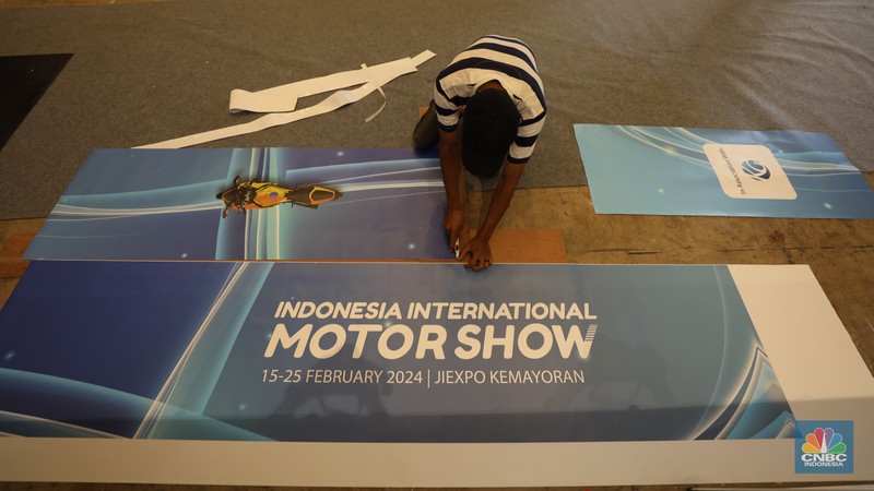 Aktivitas para pekerja mempersiapkan stan peserta pameran otomotif Indonesia International Motor Show (IIMS) 2024 di JIExpo Kemayoran, Jakarta, Selasa (13/2/2024). Pameran otomotif ini berlangsung pada tanggal 15-25 Februari 2024. Aktivitas para pekerja mempersiapkan stan peserta pameran otomotif Indonesia International Motor Show (IIMS) 2024 di JIExpo Kemayoran, Jakarta, Selasa (13/2/2024). Pameran otomotif ini berlangsung pada tanggal 15-25 Februari 2024. (CNBC Indonesia/Tri Susilo)