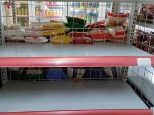 Beras Langka di Toko Ritel, Rak Kosong Diisi Kardus Mie Instan