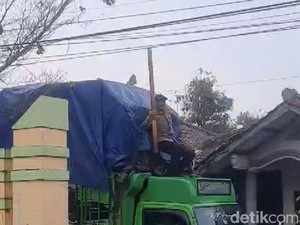 Berbekal Bambu, Aipda Udin Halau Rintangan Saat Kawal Logistik Pemilu