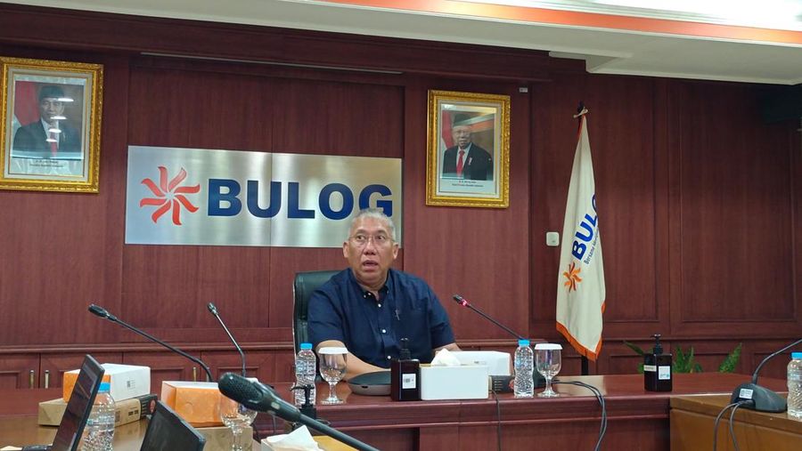 Direktur Utama Perum Bulog Bayu Krisnamurthi menggelar jumpa pers soal kondisi terbaru beras nasional di kantornya, Selasa (13/2/2024), foto: Martyasari Rizky