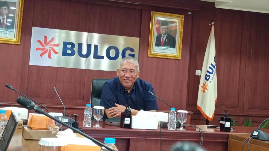 Direktur Utama Perum Bulog Bayu Krisnamurthi menggelar jumpa pers soal kondisi terbaru beras nasional di kantornya, Selasa (13/2/2024), foto: Martyasari Rizky