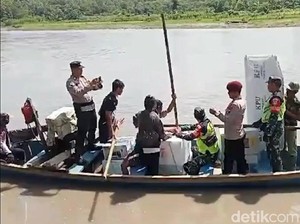 Perjuangan Petugas Antar Logistik Pemilu ke 2 Desa Terisolir di Brebes