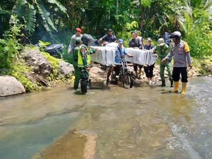 Menembus Jalan Terjal Demi Distribusikan Logistik Pemilu di Pedalaman Tasik