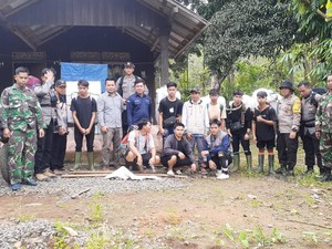 TNI-Polri di Kalsel Jalan Kaki 9 Jam Lewati Hutan Kawal Logistik Pemilu 2024
