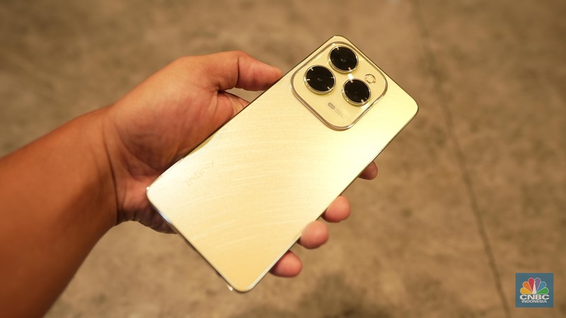 Infinix Hot 40 Series Edisi Free Fire. (CNBC Indonesia/Tias Budiarto)