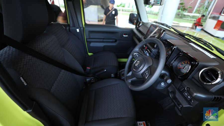 PT Suzuki Indomobil Sales (SIS) resmi meluncurkan produk SUV legendaris yaitu Suzuki Jimny 5-door dalam pameran otomotif Indonesia International Motor Show (IIMS) 2024 yang digelar di JIExpo Kemayoran, Jakarta pada Kamis (15/2/2024). (CNBC Indonesia/Tri Susilo)