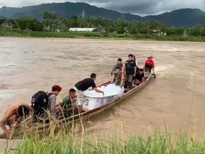 KPU Enrekang Seberangi Sungai-Lewati Hutan Distribusikan Logistik Pemilu 2024