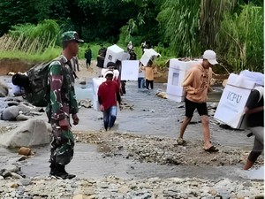 TNI-Polri Jalan Kaki Hampir 9 Jam untuk Kawal Logistik Pemilu di HST Kalsel