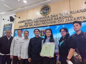 Terima Sertifikat, Nirina Zubir Akhirnya Menang Lawan Mafia Tanah