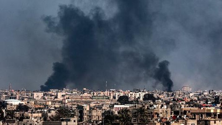 People inspect debris and rubble in a building heavily damaged by Israeli bombardment, in Rafah in the southern Gaza Strip on February 11, 2024, amid the ongoing conflict between Israel and the Palestinian militant group Hamas. (Photo by SAID KHATIB / AFP)