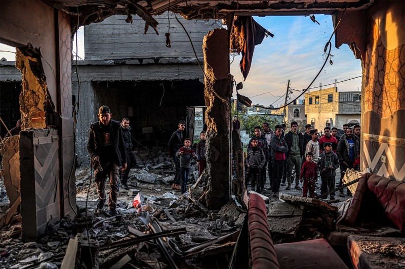 PALESTINIAN-ISRAEL-CONFLICT People inspect debris and rubble in a building heavily damaged by Israeli bombardment, in Rafah in the southern Gaza Strip on February 11, 2024, amid the ongoing conflict between Israel and the Palestinian militant group Hamas. (Photo by SAID KHATIB / AFP)