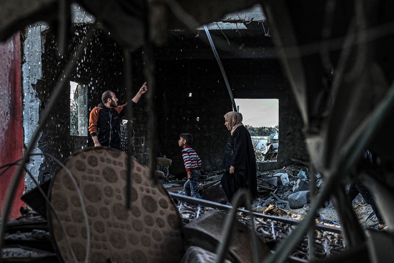 PALESTINIAN-ISRAEL-CONFLICT People inspect debris and rubble in a building heavily damaged by Israeli bombardment, in Rafah in the southern Gaza Strip on February 11, 2024, amid the ongoing conflict between Israel and the Palestinian militant group Hamas. (Photo by SAID KHATIB / AFP)