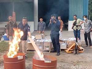 KPU Batam Bakar 7.148 Surat Suara Rusak dan Lebih