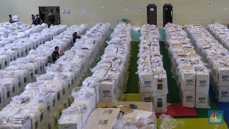 Pendistribusian logistik Pemilu 2024 pada gudang logistik di Gelanggang Olahraga Remaja (GOR) Kecamatan Tanah Abang, Jakarta, Selasa (13/2/2024). (CNBC Indonesia/Faisal Rahman)