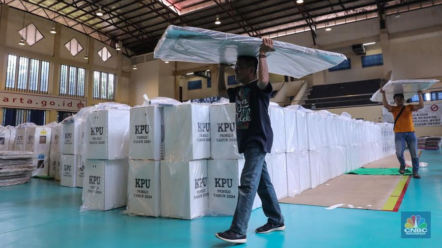 Pendistribusian logistik Pemilu 2024 pada gudang logistik di Gelanggang Olahraga Remaja (GOR) Kecamatan Tanah Abang, Jakarta, Selasa (13/2/2024). (CNBC Indonesia/Faisal Rahman)
