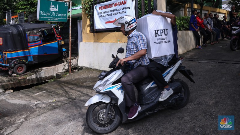 Pendistribusian logistik Pemilu 2024 pada gudang logistik di Gelanggang Olahraga Remaja (GOR) Kecamatan Tanah Abang, Jakarta, Selasa (13/2/2024). (CNBC Indonesia/Faisal Rahman)