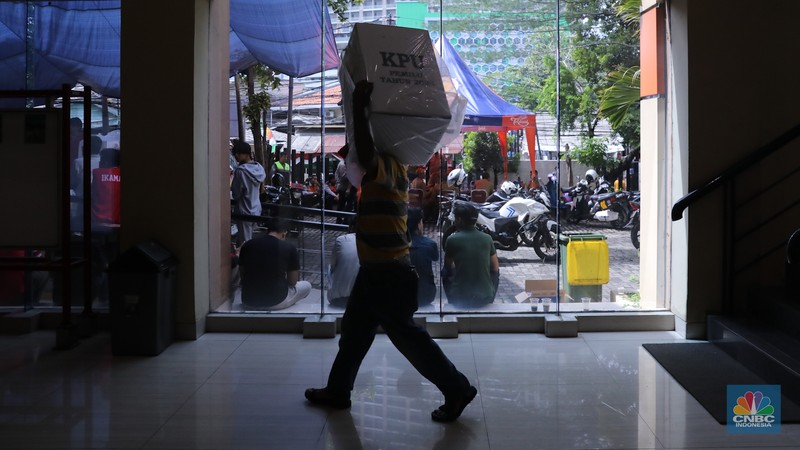 Pendistribusian logistik Pemilu 2024 pada gudang logistik di Gelanggang Olahraga Remaja (GOR) Kecamatan Tanah Abang, Jakarta, Selasa (13/2/2024). (CNBC Indonesia/Faisal Rahman)