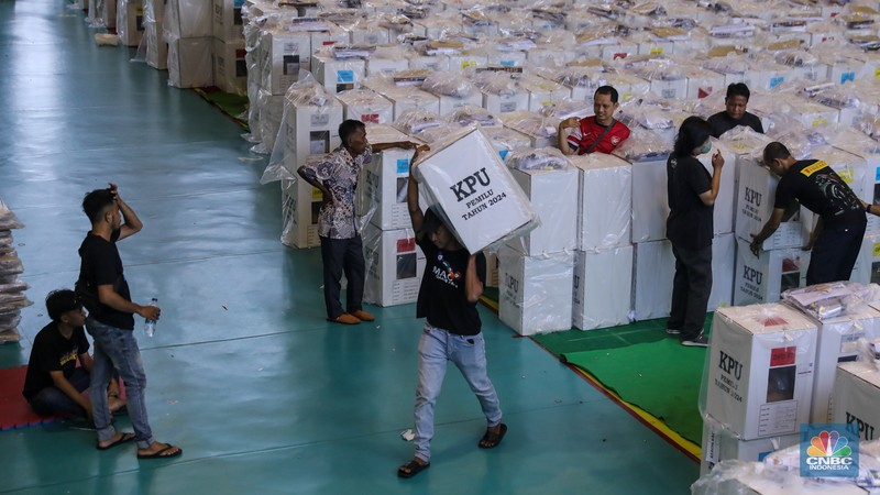 Pendistribusian logistik Pemilu 2024 Pendistribusian logistik Pemilu 2024 pada gudang logistik di Gelanggang Olahraga Remaja (GOR) Kecamatan Tanah Abang, Jakarta, Selasa (13/2/2024). (CNBC Indonesia/Faisal Rahman)