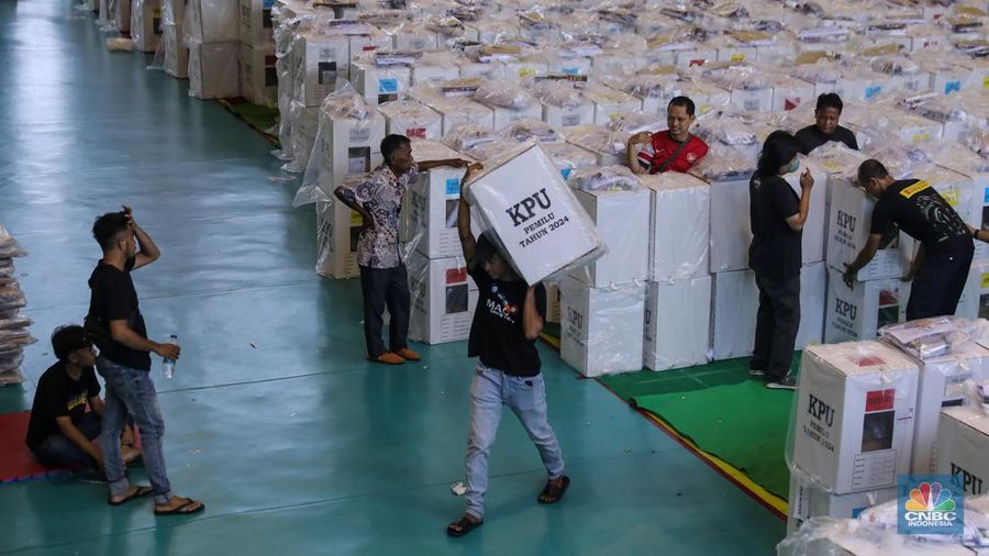 Pendistribusian logistik Pemilu 2024 pada gudang logistik di Gelanggang Olahraga Remaja (GOR) Kecamatan Tanah Abang, Jakarta, Selasa (13/2/2024). (CNBC Indonesia/Faisal Rahman)