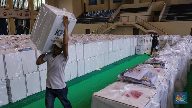 Pendistribusian logistik Pemilu 2024 pada gudang logistik di Gelanggang Olahraga Remaja (GOR) Kecamatan Tanah Abang, Jakarta, Selasa (13/2/2024). (CNBC Indonesia/Faisal Rahman)