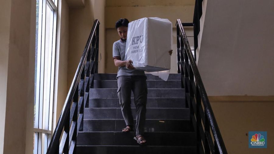 Pendistribusian logistik Pemilu 2024 pada gudang logistik di Gelanggang Olahraga Remaja (GOR) Kecamatan Tanah Abang, Jakarta, Selasa (13/2/2024). (CNBC Indonesia/Faisal Rahman)