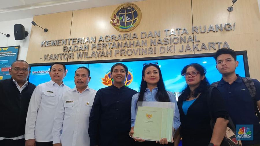 Penyerahan Sertifikat Milik Nirina Zubir yang diselenggarakan di Kantor Wilayah BPN Provinsi DKI Jakarta, Cideng, Kecamatan Gambir, Kota Jakarta Pusat, Daerah Khusus Ibukota Jakarta. (²©²ÊÍøÕ¾/Rosseno Aji Nugroho)