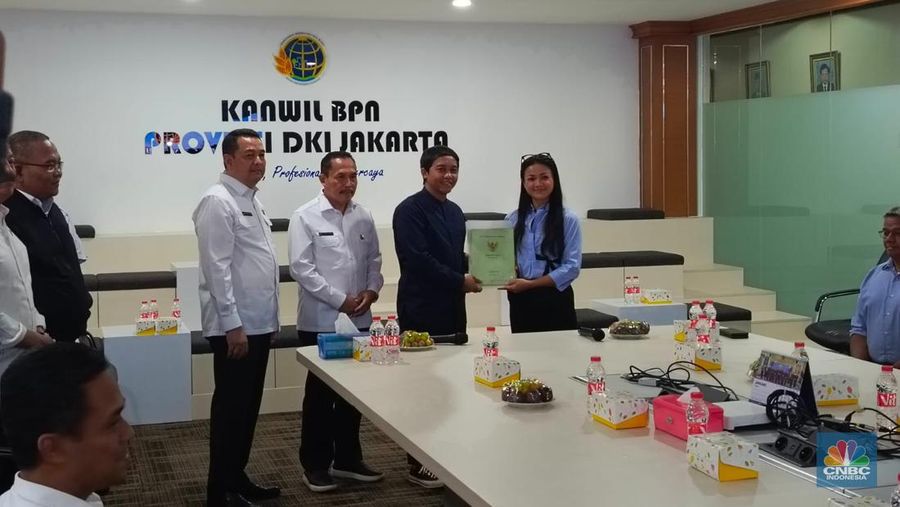 Penyerahan Sertifikat Milik Nirina Zubir yang diselenggarakan di Kantor Wilayah BPN Provinsi DKI Jakarta, Cideng, Kecamatan Gambir, Kota Jakarta Pusat, Daerah Khusus Ibukota Jakarta. (վ/Rosseno Aji Nugroho)
