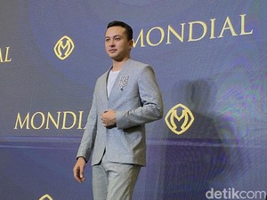 Unggahan Nicholas Saputra Telanjang Dada Bikin Geger