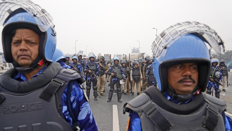 Personel Pasukan Aksi Cepat menjaga jalan raya utama di Singhu dekat New Delhi untuk menghentikan ribuan petani yang melakukan protes memasuki ibu kota, India, Selasa, 13 Februari 2024. Para petani, yang memulai demonstrasi mereka dari negara bagian Haryana utara dan Punjab, meminta agar jaminan harga dukungan minimum untuk semua produk pertanian. (AP Photo/Manish Swarup)
